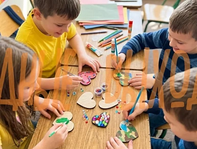 Роспись деревянных значков на мастер-классе